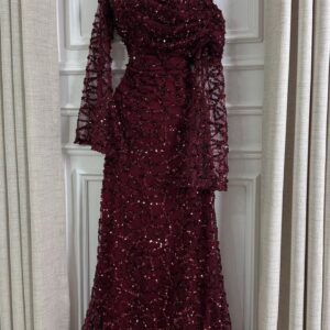 فستان أحمر فاخر بتصميم كتف واحد ولمسة دانتيل متلألئة