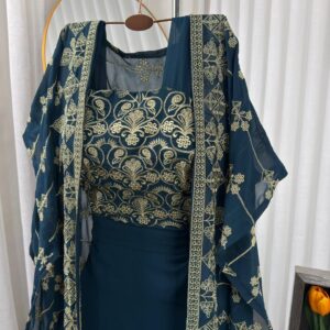 فستان أنيق باللون الكحلي بتطريز ذهبي فاخر وطبقات انسيابية